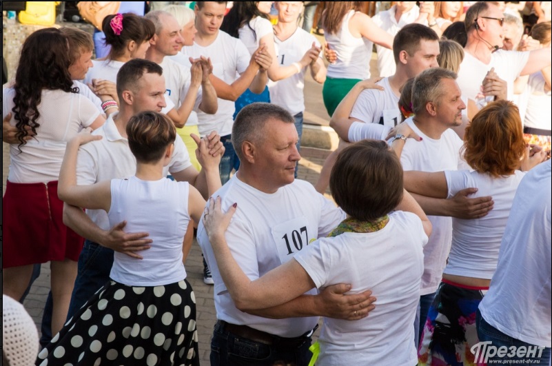 Бачату-руэда в День молодежи в Хабаровске станцевали одновременно 130 человек Мария Копалина, сайт http://present-dv.ru