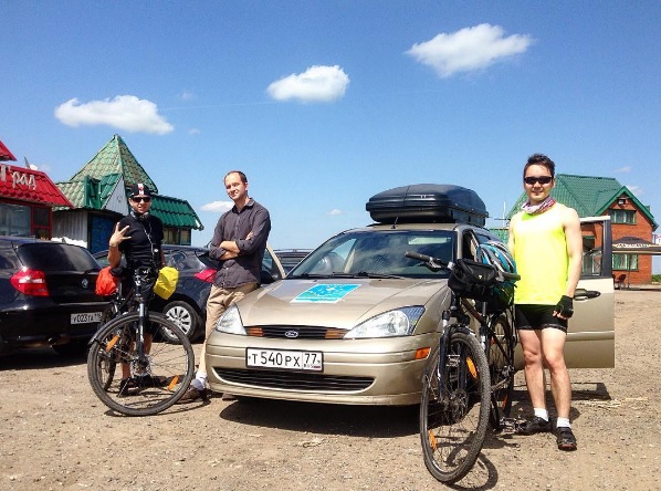 Два россиянина отправились из Москвы в Якутию на велосипедах