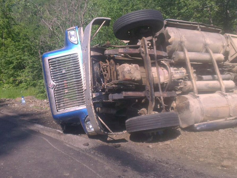 Фура опрокинулась в Слюдянском районе Скриншот со страницы группы &quotДТП 38RUS Иркутск&quot vk.com