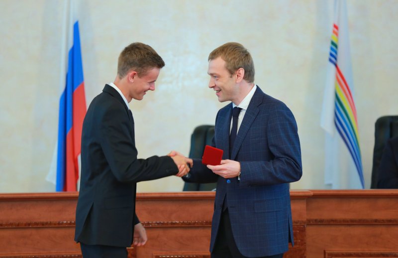 Правительственные награды вручили выпускникам ЕАО 