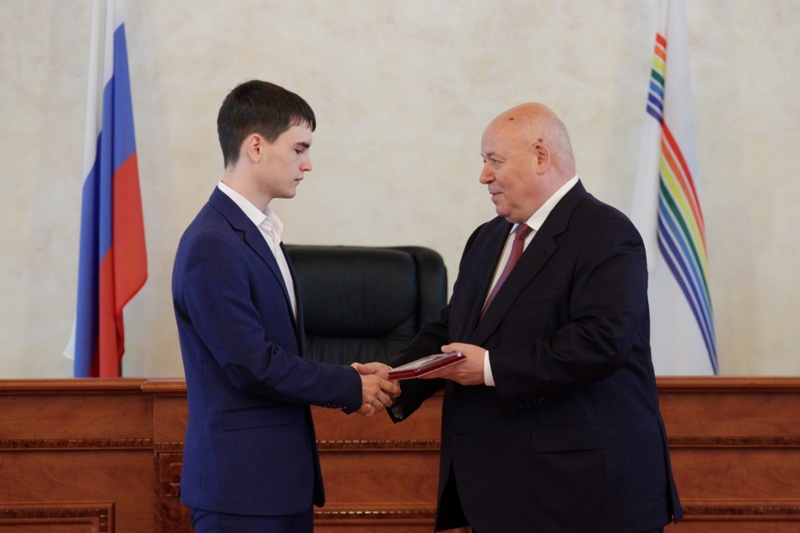 Медаль &quotЗа активную жизненную позицию&quot вручил лучшим выпускникам ЕАО председатель Заксобрания Анатолий Тихомиров пресс-служба парламента ЕАО