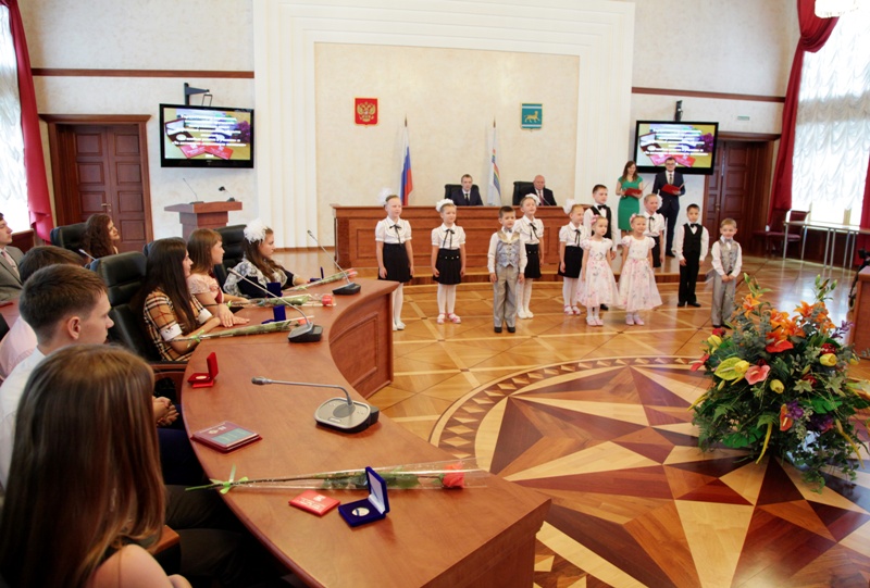 Медаль "За активную жизненную позицию" вручил лучшим выпускникам ЕАО председатель Заксобрания Анатолий Тихомиров