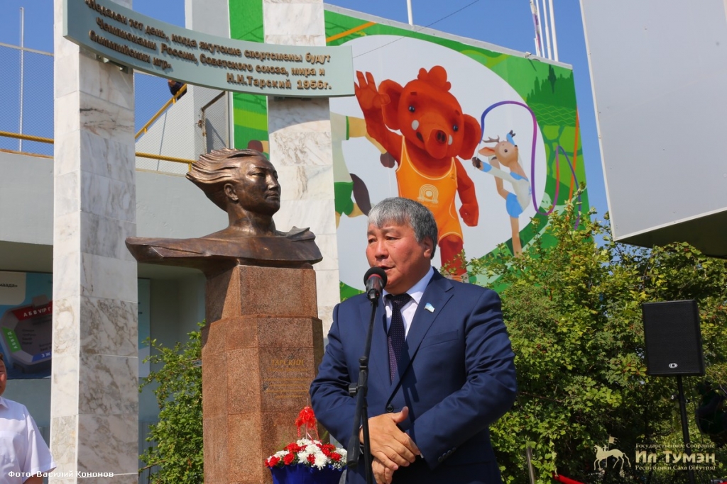 Бюст Николая Тарского установили перед стадионом Туймаада в Якутске