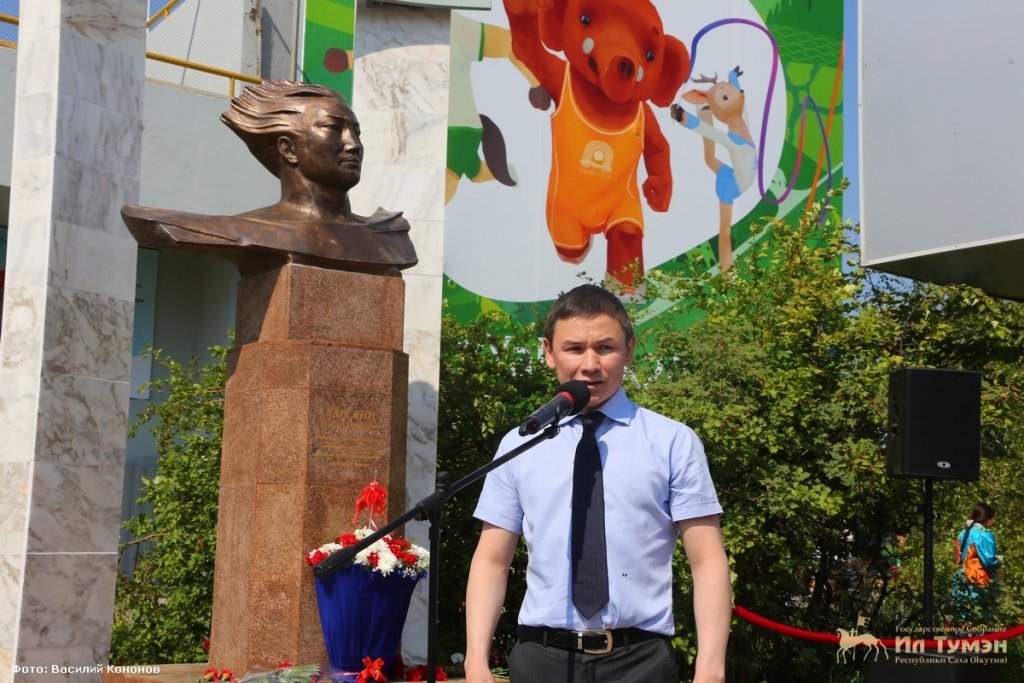 Бюст Николая Тарского установили перед стадионом Туймаада в Якутске