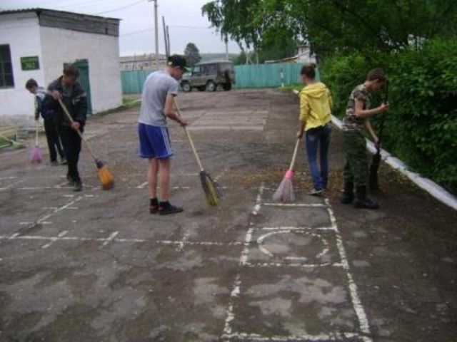 Для малышей работают пришкольные площадки, а более взрослые ребята посещают профильные отряды