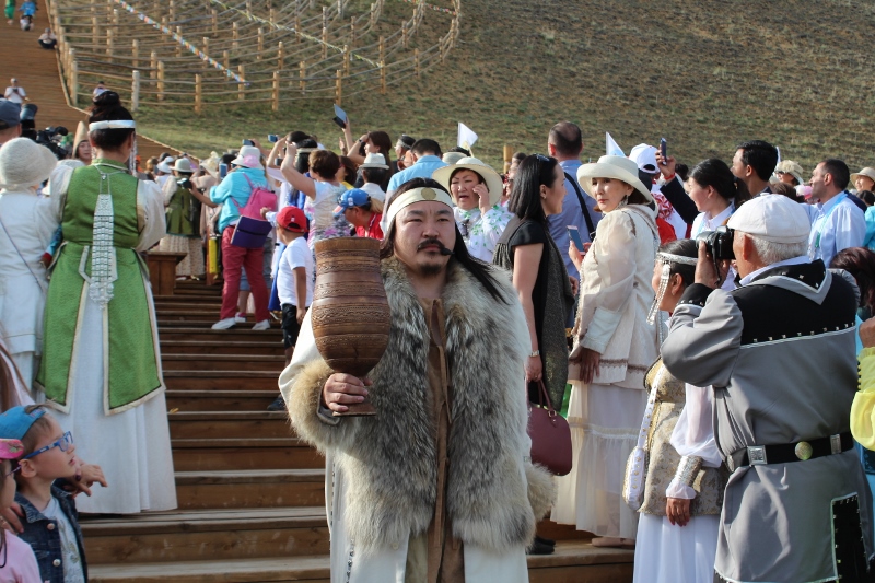 Международный фестиваль "Встреча шедевров ЮНЕСКО на Земле Олонхо" стартовал в Якутии