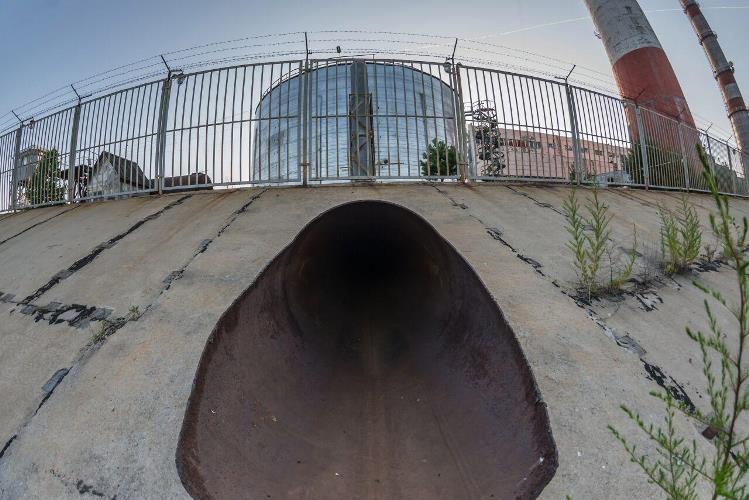 Мазутные пятна на береговой линии в Хабаровске обнаруживаются одно за другим Алексей Тимиргалеев.