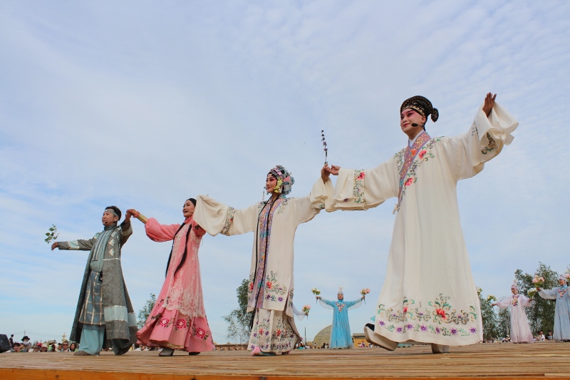 Нематериальное наследие народа. Традиционное Приветствие в Якутии фото. День песни 21 мая в Якутии картинки.