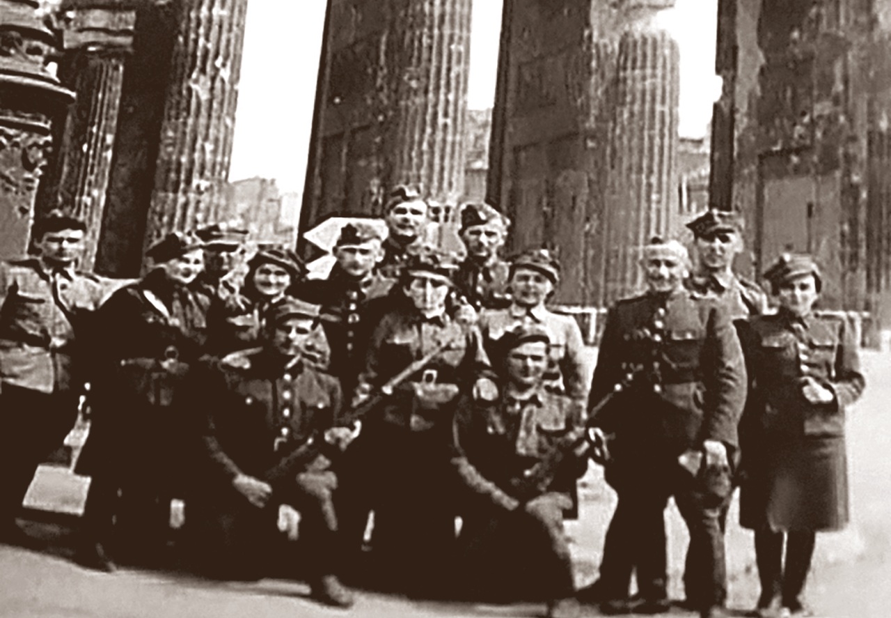 У Бранденбургских ворот. Фото из личного архива Софьи Антоновой Из альманаха &quotПобедители&quot