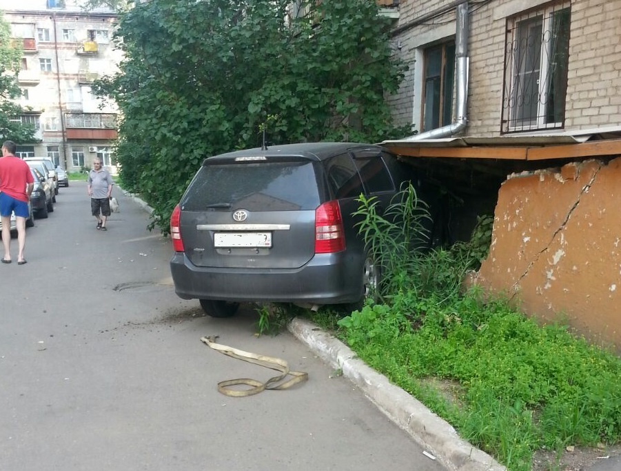 &quotЗаблудилась&quot в педалях: автоледи разнесла подвал биробиджанской многоэтажки из открытых источников