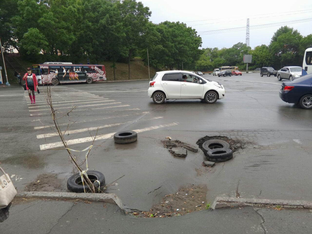 Яма на ул. Спортивная РИА PrimaMedia