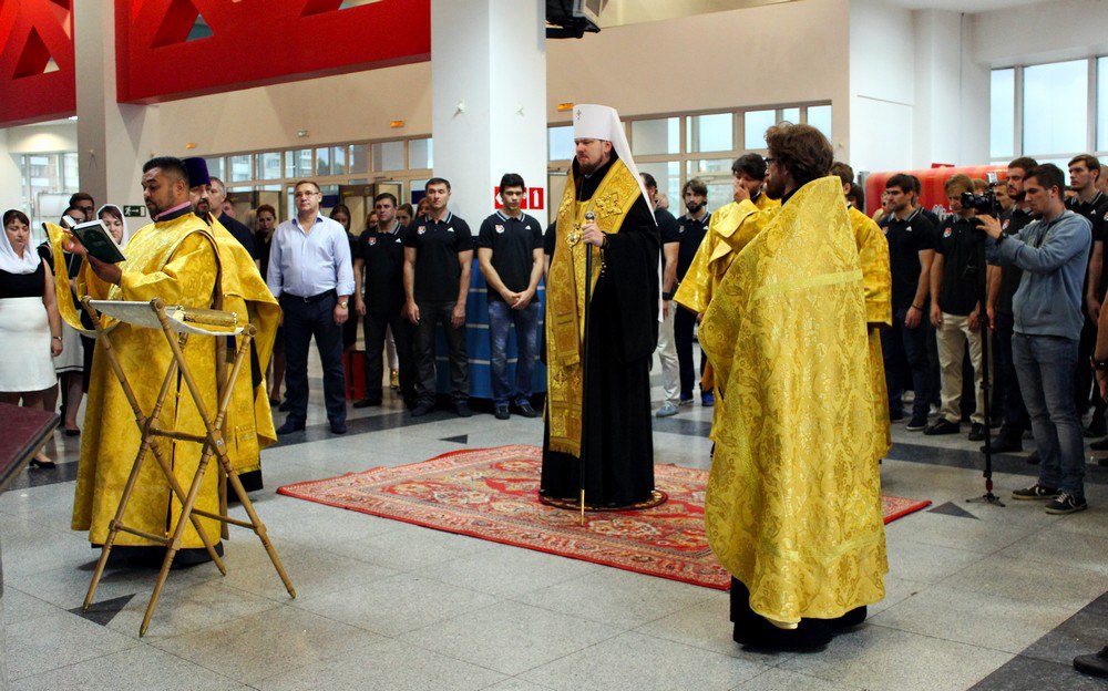 Митрополит Владимир благословил игроков хабаровского "Амура" 