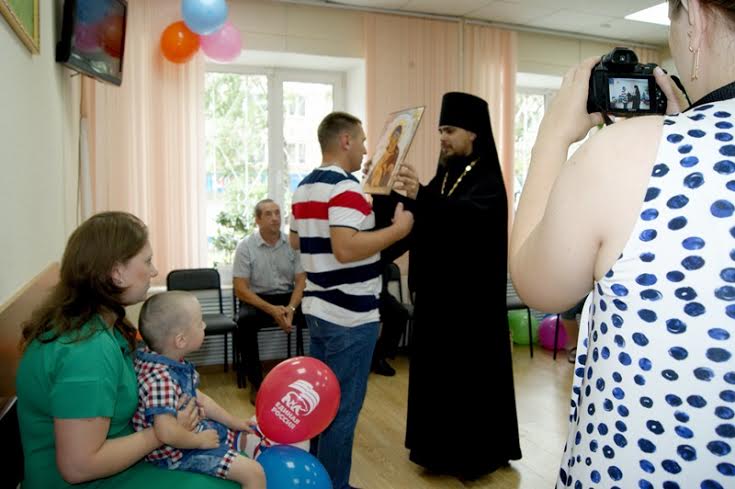 Настоятель местного прихода отец Спиридон подарил молодой семье икону Богородицы Владимирская
