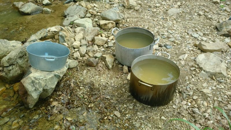 Кастрюли с водой из ручья Пресс-служба управления Роспотребнадзора по Приморскому краю