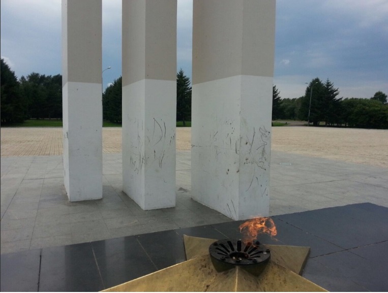 Неизвестные изуродовали Мемориал памяти в Комсомольске-на-Амуре Группа &quotНародный Комсомольск&quot