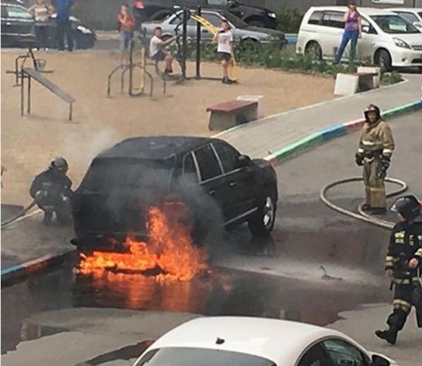 Porsche Cayenne полыхал во дворе дома на улице Краснореченской в Хабаровске Скриншот страницы в соцсети