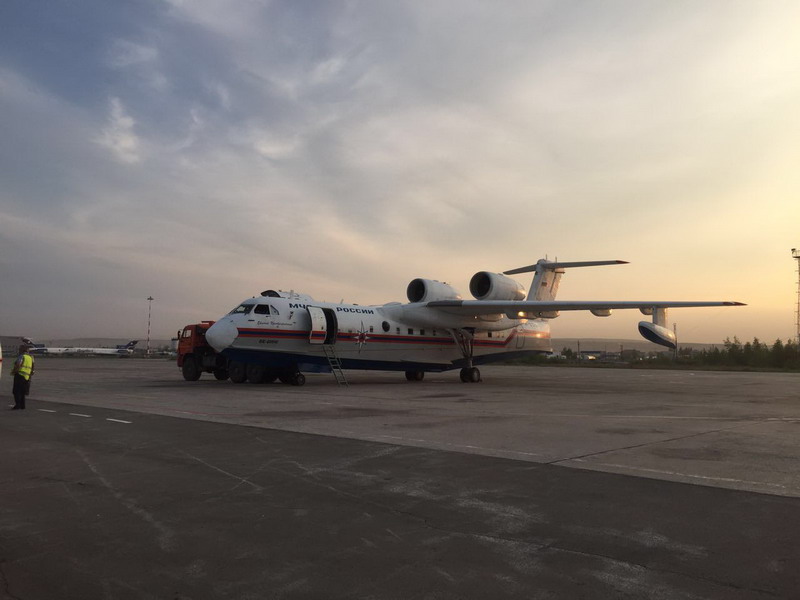 Самолет Бе-200 ЧС продолжает тушить лесной пожар в Хангаласском районе Якутии ГУ МЧС РФ по РС(Я)