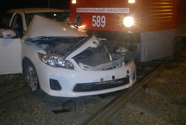 Трамвай &quotпобедил&quot в схватке с легковой иномаркой в Краснодаре   vk.com/typical_krd