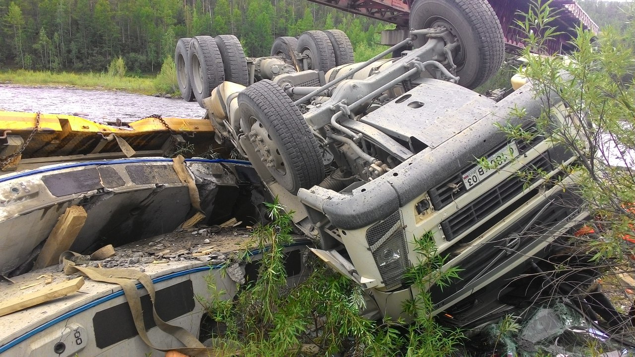 Грузовик перевернулся и упал с моста в Бурятии vk.com/an0nim_03