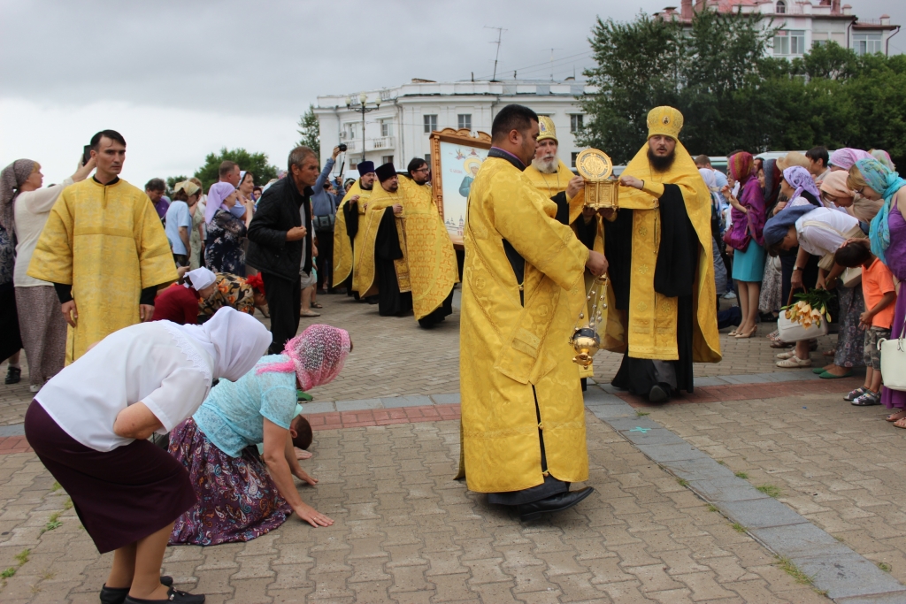 Стоя на коленях встретили хабаровчане мощи святой Матроны