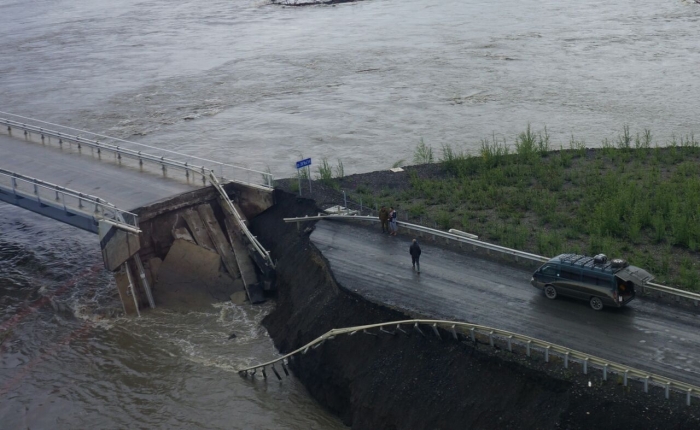 Разлом на дороге &quotКолыма&quot Из соцсетей