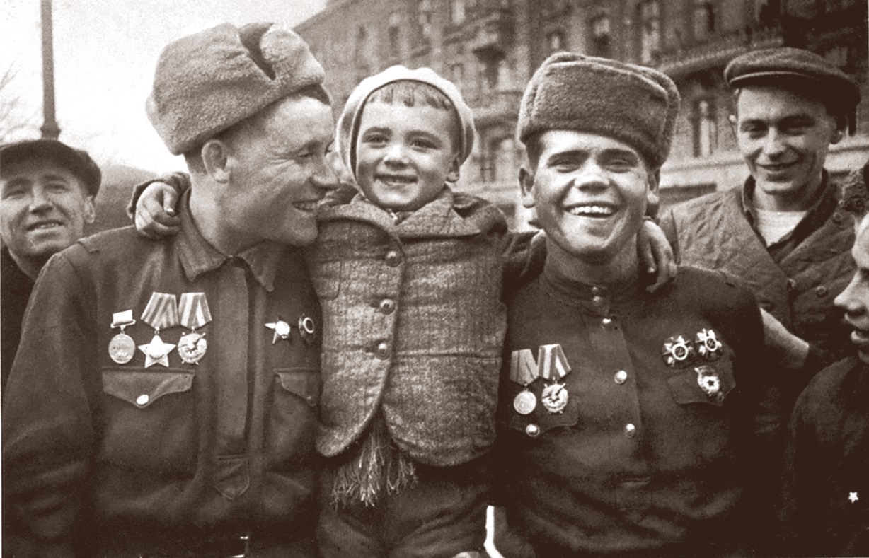 Советские солдаты в освобожденном городе Дмитрий Бальтерманц. Из альманаха &quotПобедители&quot