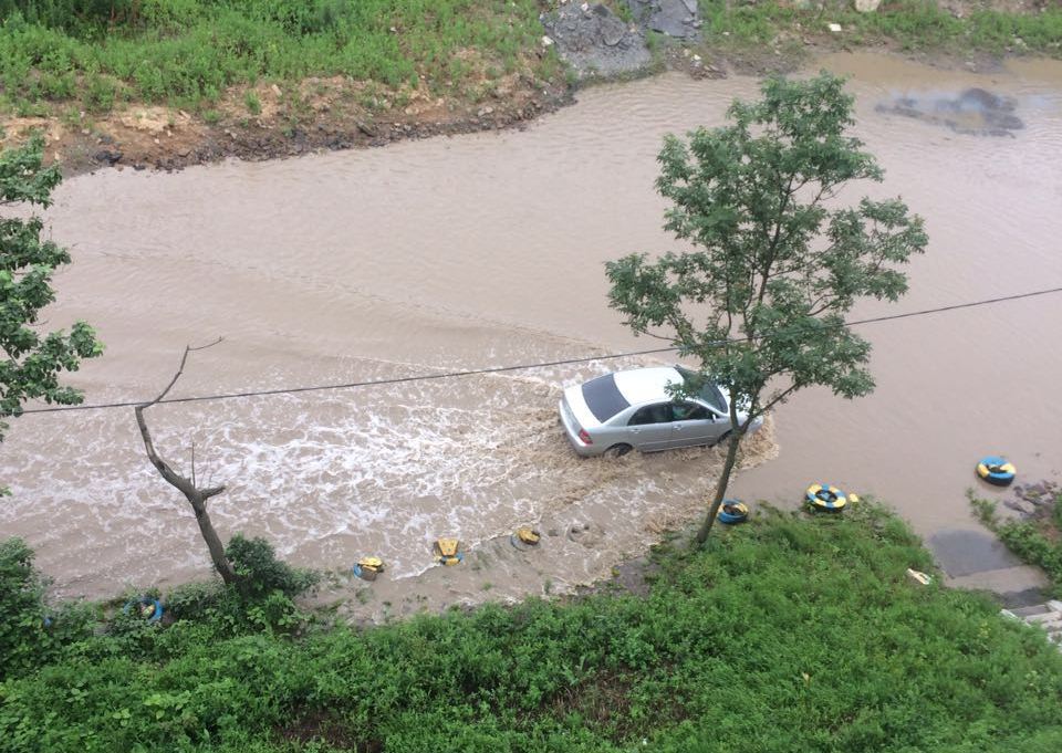 Если воду не откачать, может провалиться асфальт