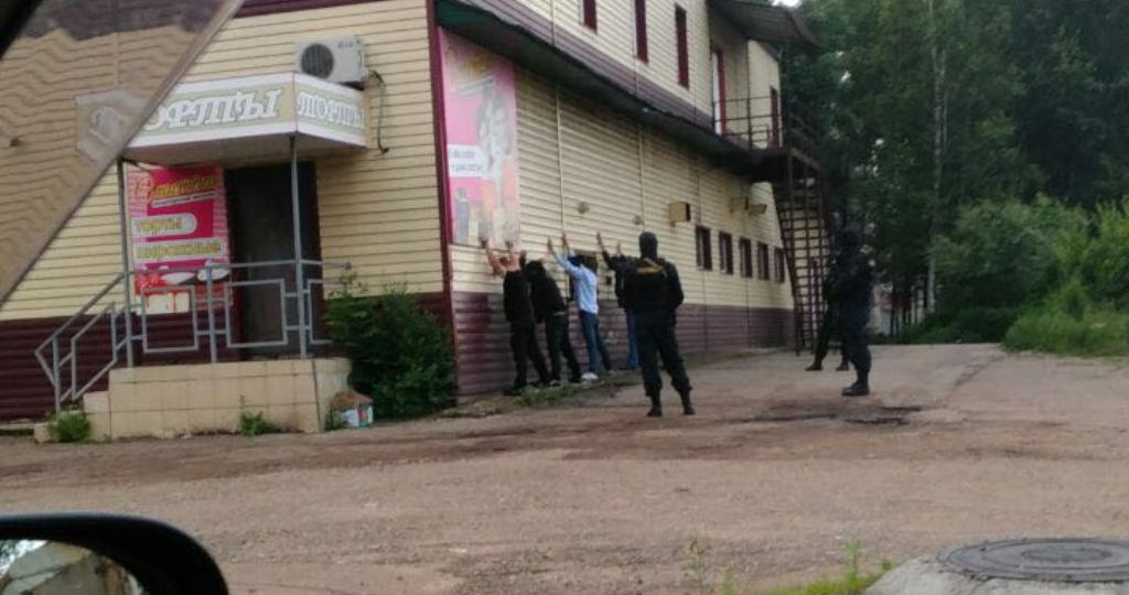 "Маски-шоу" в центре Биробиджана: громкое задержание иностранца за подделку платежных карт