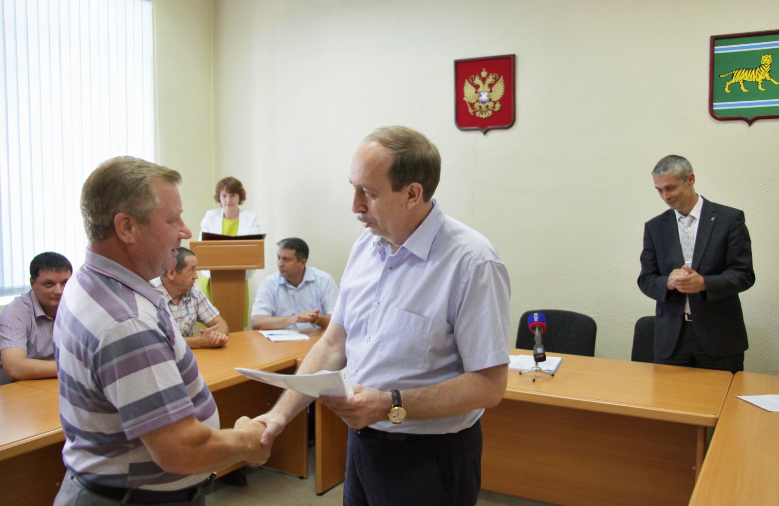 Первые три договора на &quotдальневосточный гектар&quot вручил получателям земли губернатор ЕАО департамент пресс-службы губернатора и правительства ЕАО