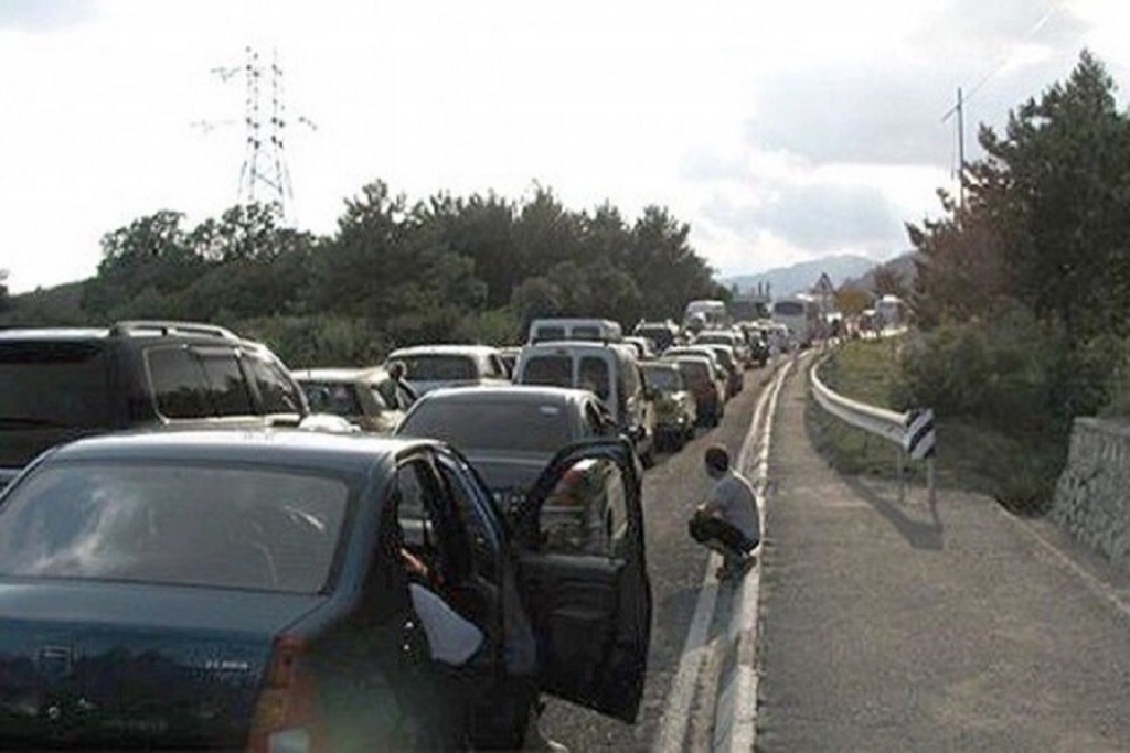 Горожане по-прежнему жалуются на пробки к морю