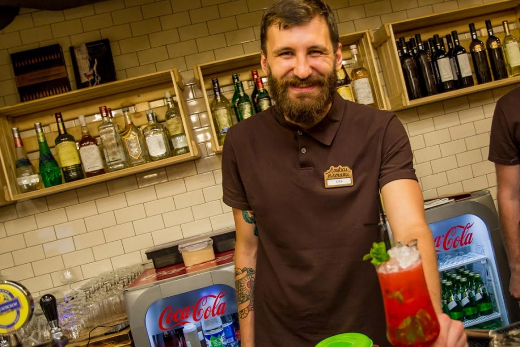 Бар-менеджер заведения Глеб Степанович