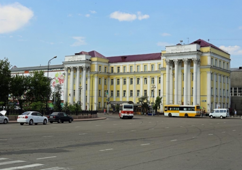 Представители МГЛУ разбирают дорогую мебель в &quot;инязе&quot; Иркутска