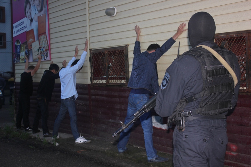 Уникальные кадры захвата иностранца-махинатора и его подельников в Биробиджане пресс-служба УМВД по ЕАО