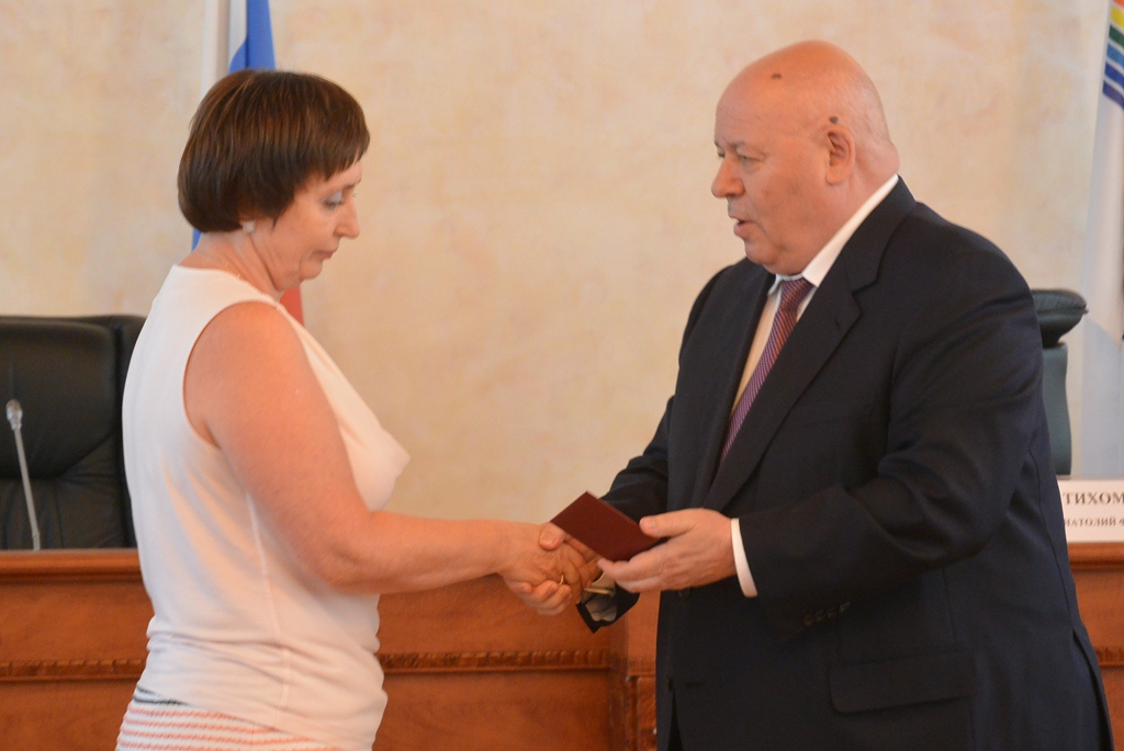 Анатолий Тихомиров вручил удостоверение Уполномоченного по правам человека в ЕАО Елене Самойленко