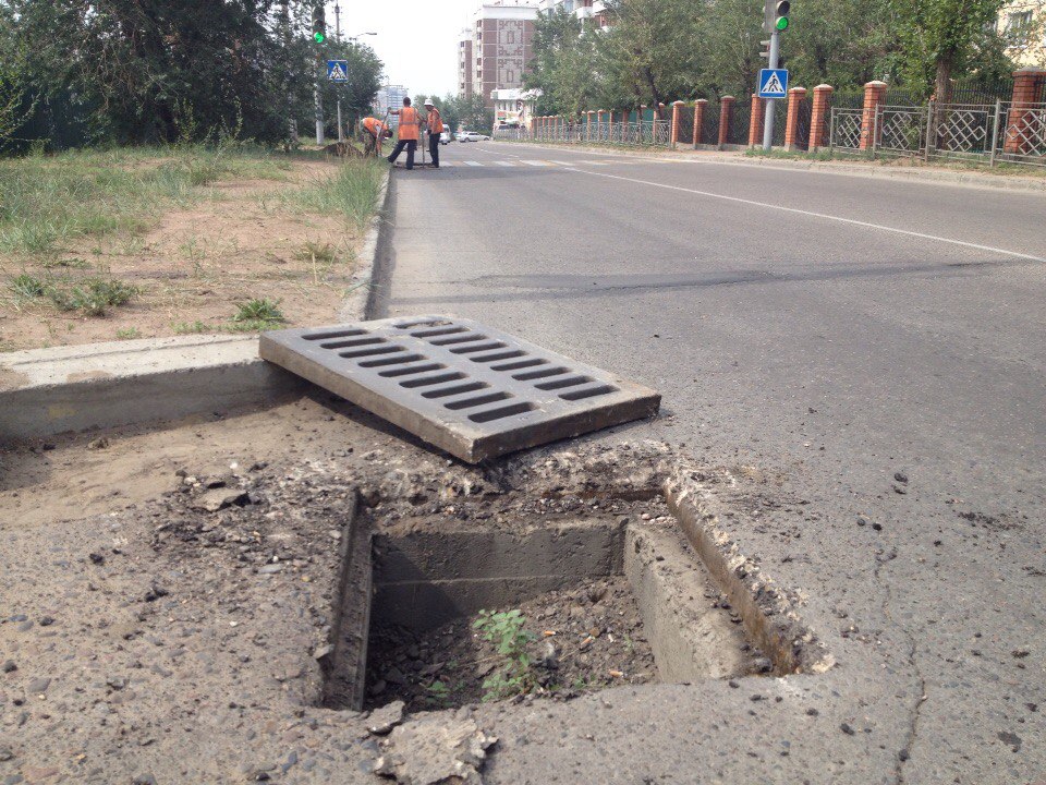 Рабочие расчищают ливневую канализацию в Улан-Удэ Марина Пантаева, UlanMedia