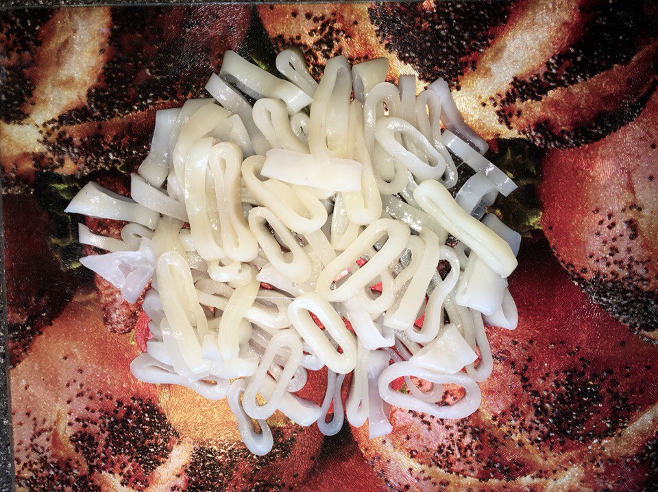 Нарезаем кальмары