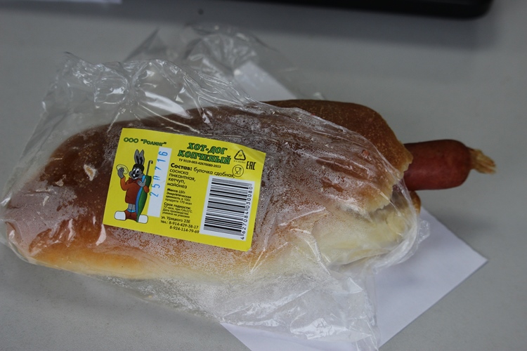 Сосиска в целлофановой одежде оказалась в партии хот-догов в Хабаровске