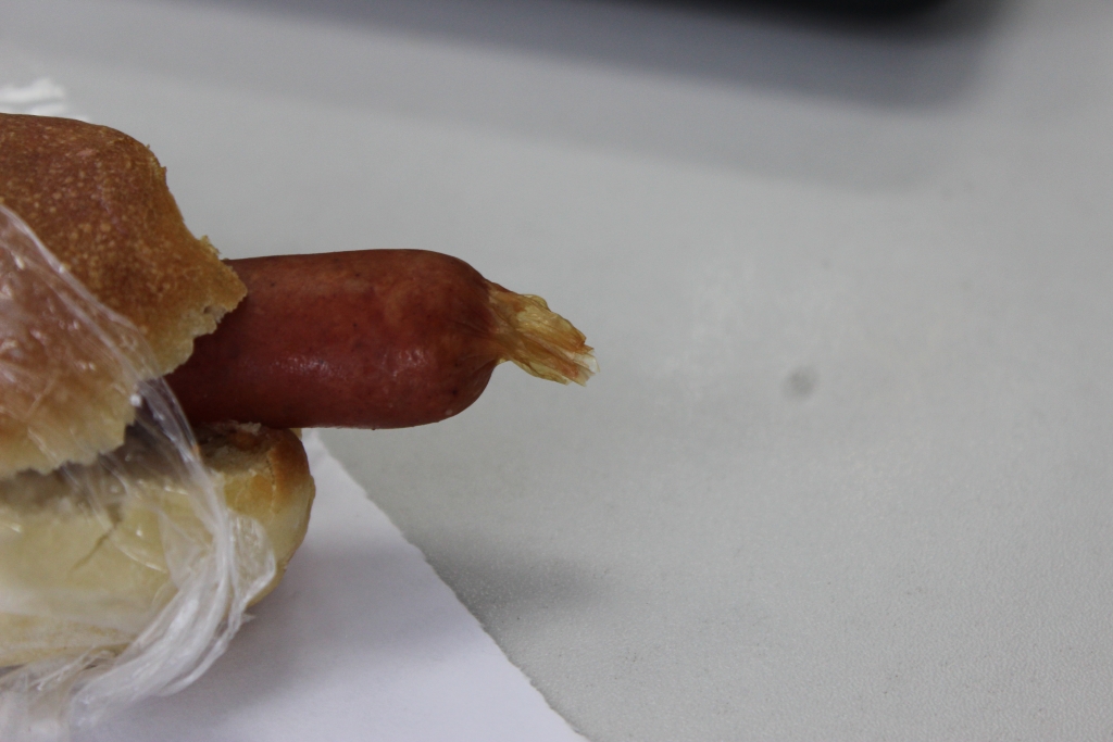 Сосиска в целлофановой одежде оказалась в партии хот-догов в Хабаровске