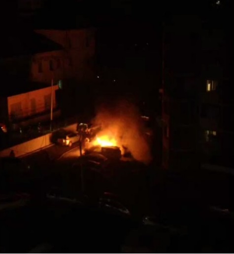 Три автомобиля загорелись сегодня во дворе дома на улице Волочаевской в Хабаровске Скриншот видео в соцсети