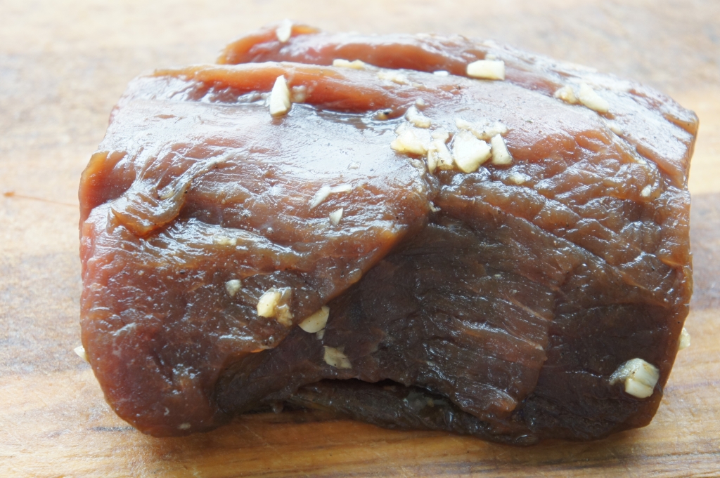 Маринуем мясо в соусе с чесноком