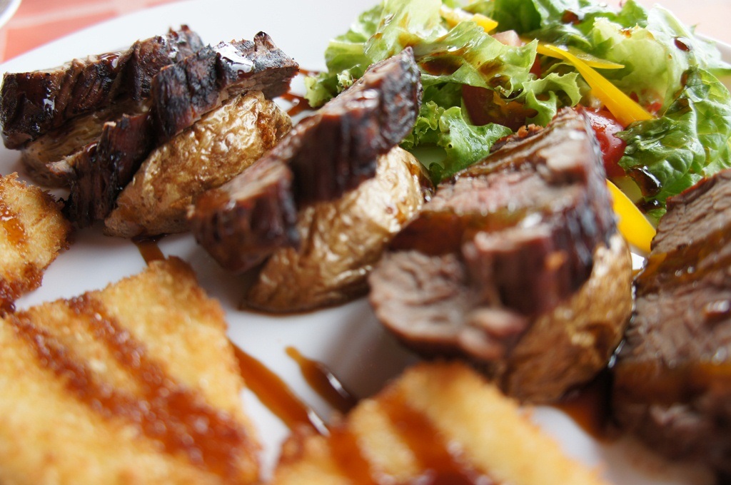 Телятина получается очень нежной и сочной