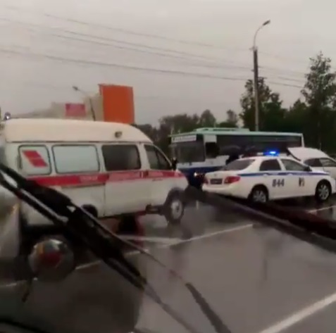 ДТП на пересечении проспекта 60 лет Октября и улицы Шкотова в Хабаровске  Скриншот видео в соцсети