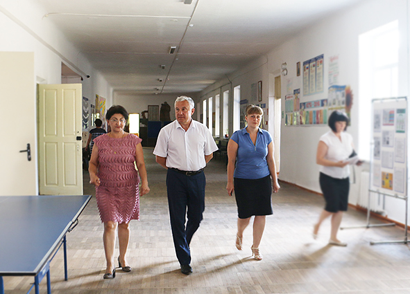 Сергей Жиленко (в центре) С официального сайта администрации Динского района