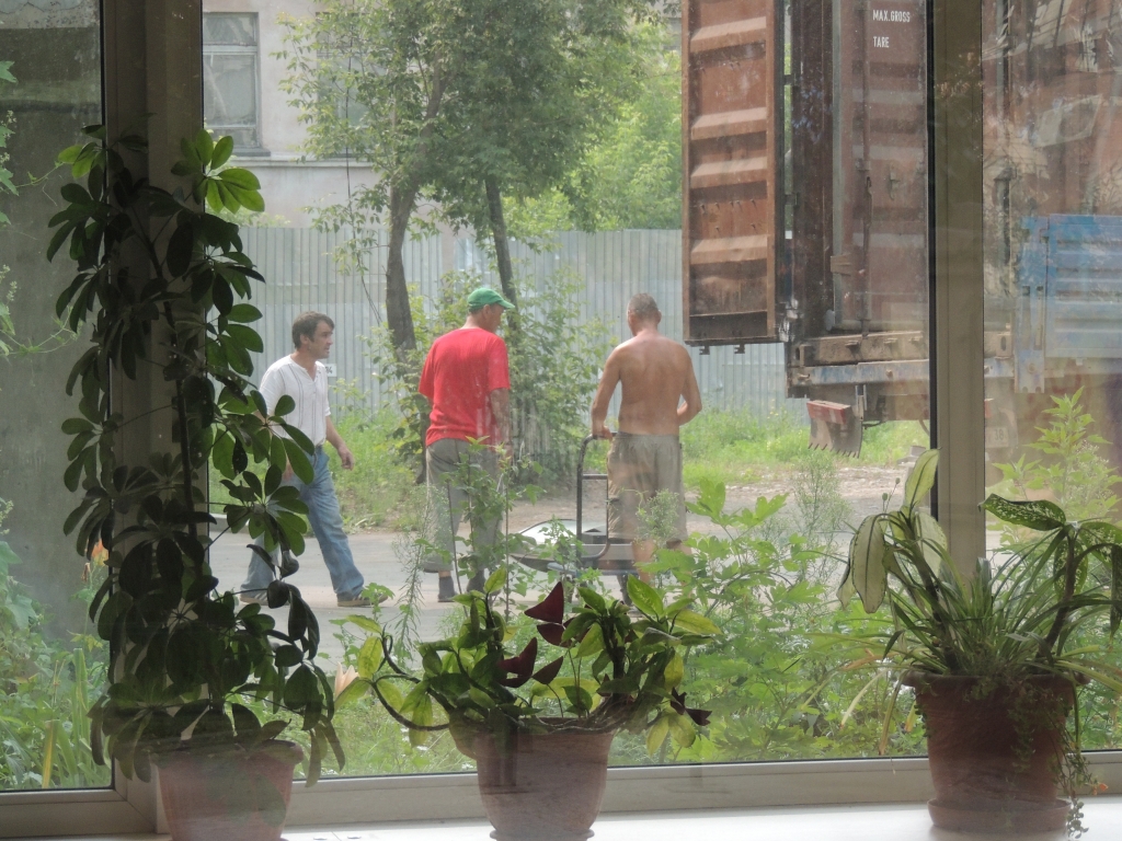 Вывоз имущества из "иняза" в Иркутске