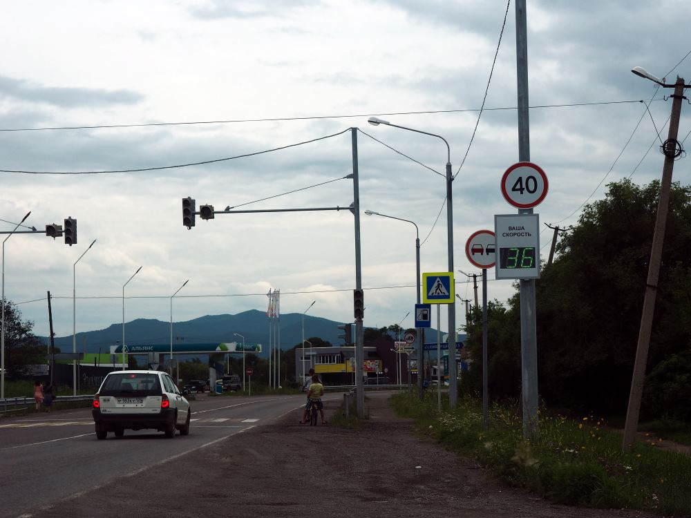 Радар, показывающий водителю скорость движения его автомобиля