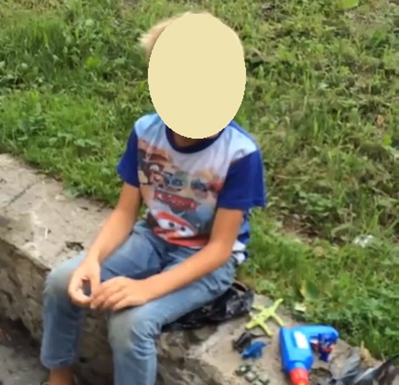 Малолетний продавец игрушек в центре Хабаровска Скриншот видео в соцсети