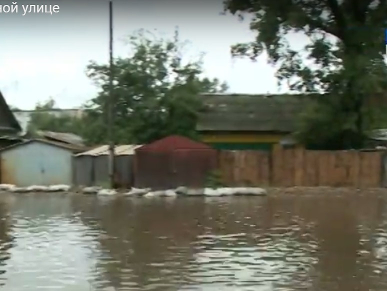 Битву со стихией проиграли жители утонувшей улицы Озёрной в Биробиджане скриншот видео ГТРК &quotБира&quot