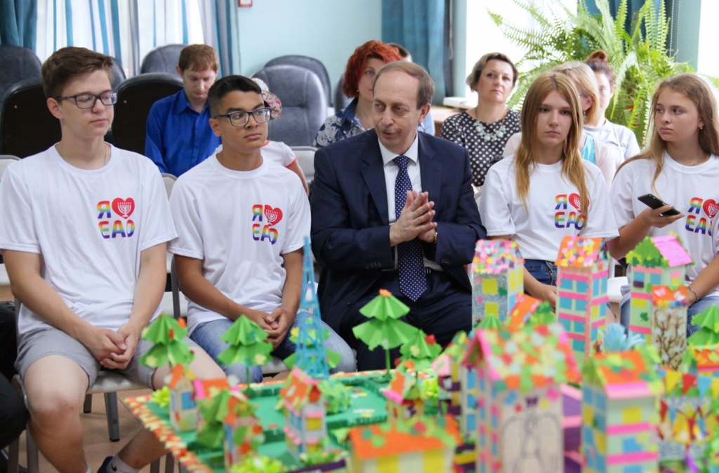 Проектами развития ЕАО поделились воспитанники лагеря "Добрые соседи" с главой региона