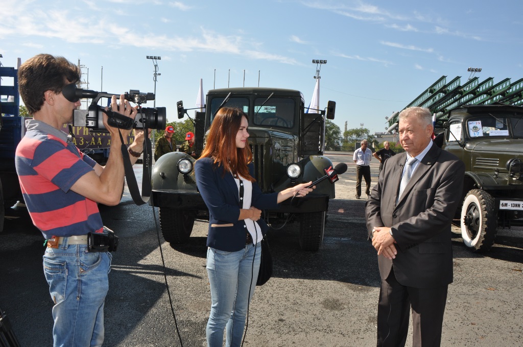 Пресса берет комментарий у Вячеслава Мартыненко
