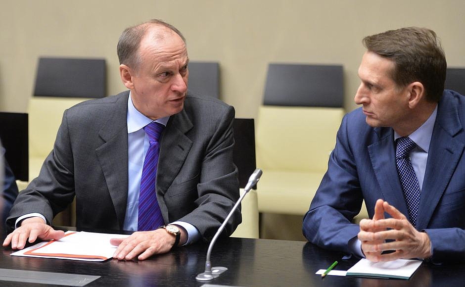 Секретарь Совета Безопасности Николай Патрушев (слева), Председатель Государственной Думы Сергей Нарышкин (справа) Официальный сайт президента России kremlin.ru